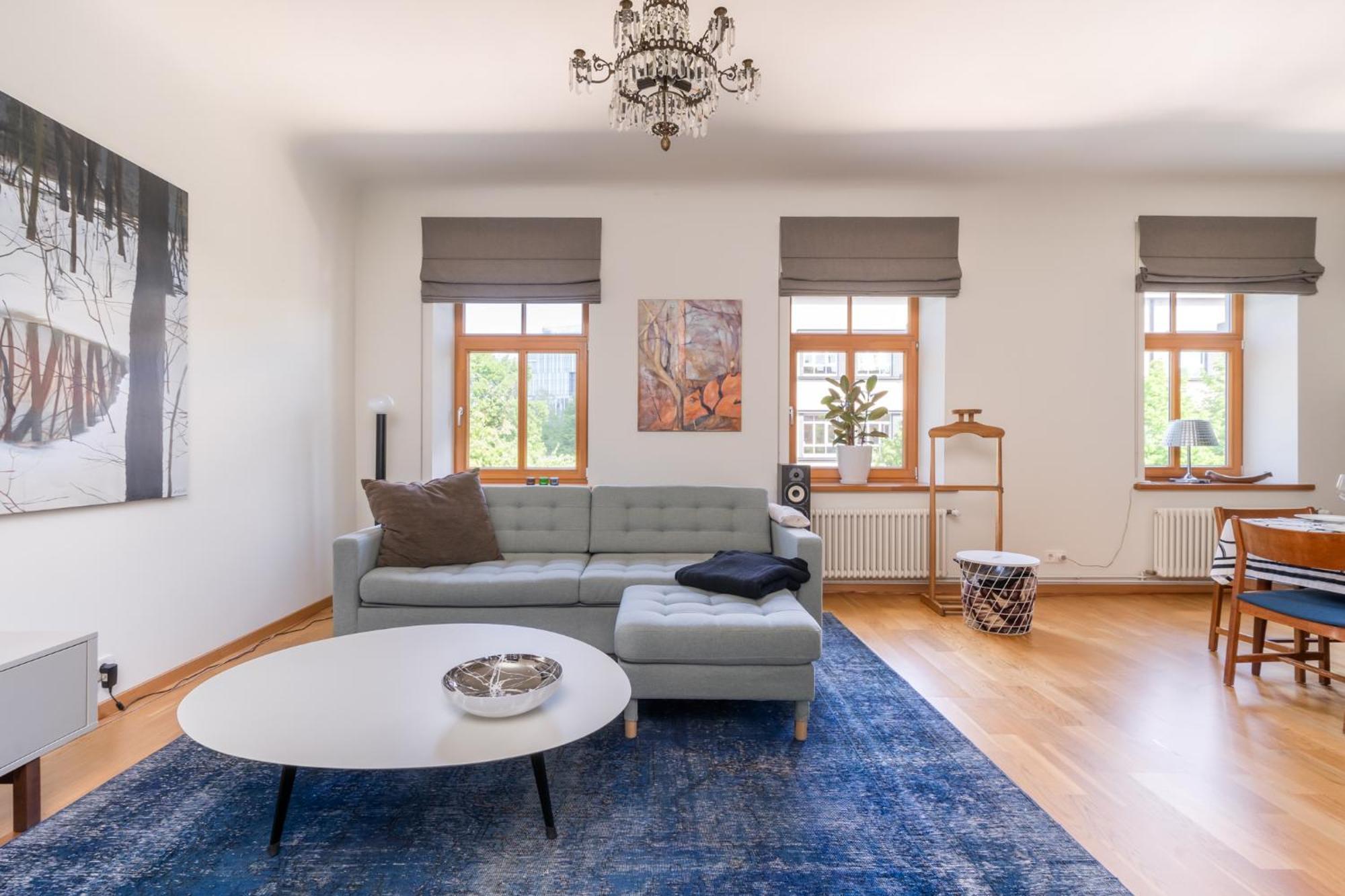 Elegant And Spacious Апартаменти