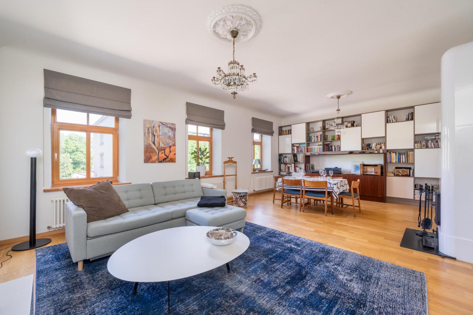Апартаменти Elegant And Spacious *