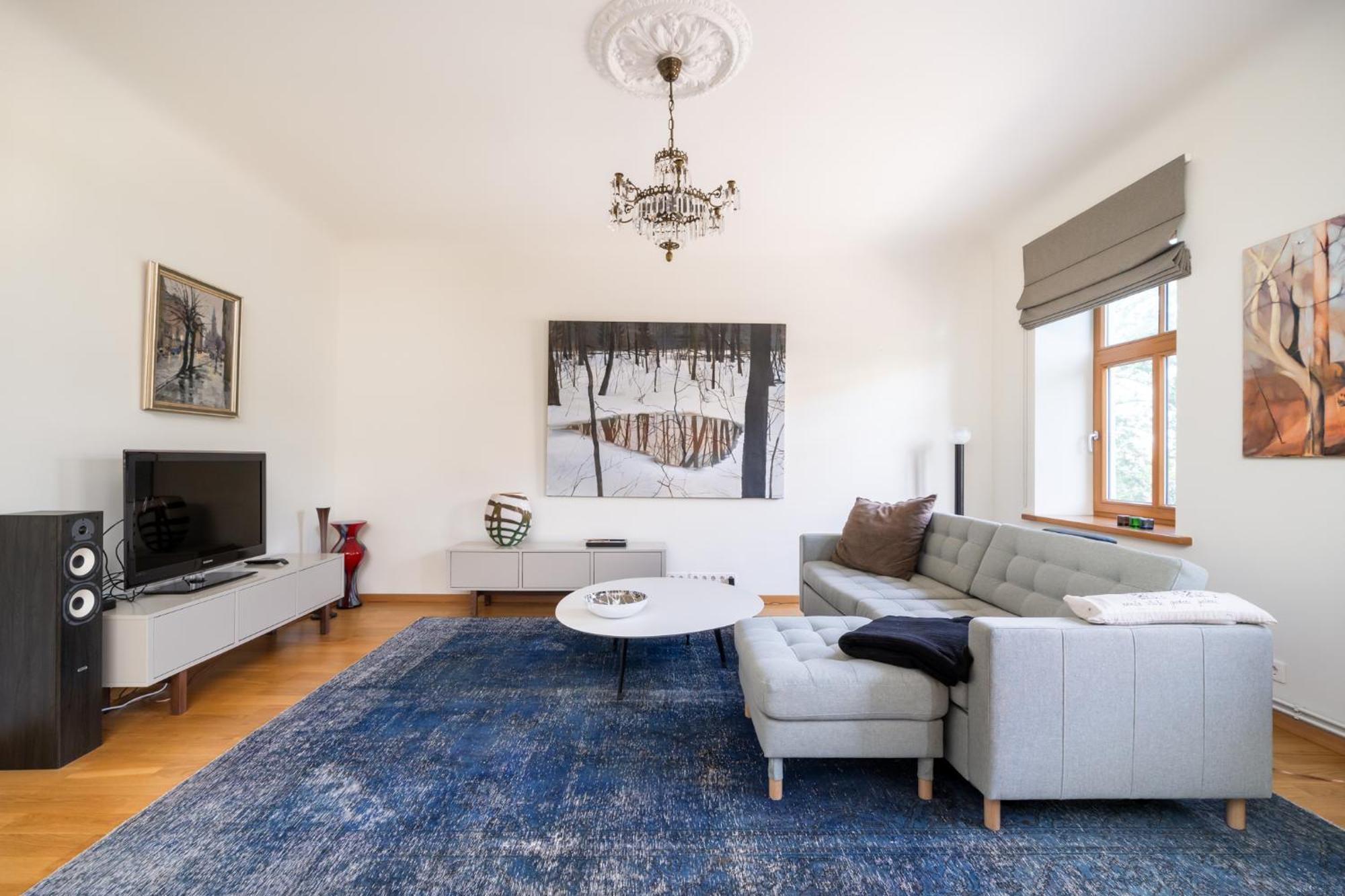 Апартаменти Elegant And Spacious *